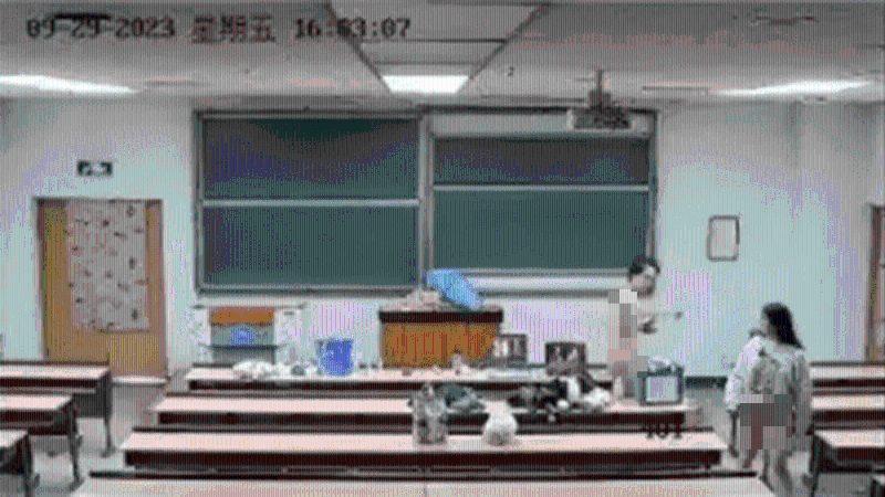 闭路电视画面显示，男学生脱到一丝不挂、女学生则下身赤裸。