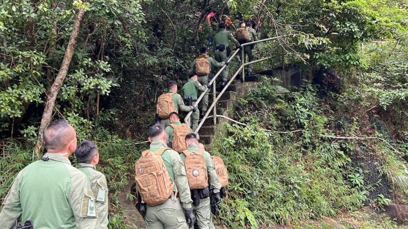 警方警方机动部队（PTU）带同装备上山搜索。