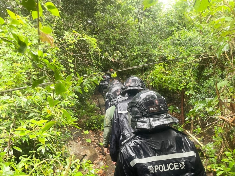 警方登山寻人。 警方图片