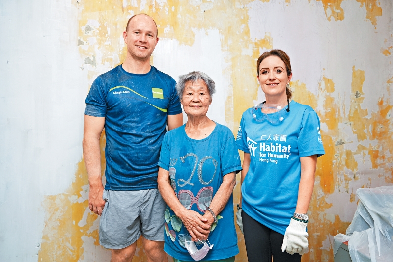 嘉民集团和香港仁人家园合作，为弱势社群提供家居维修等服务，HughBaggie（左），Katherine Rumble（右）。