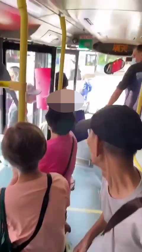 裸女阻碍乘客，遭车长喝退。 网上片段