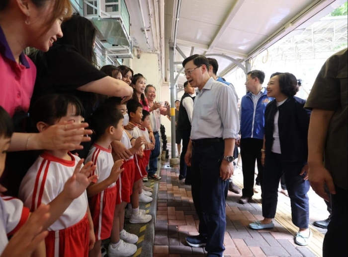 李家超收到福来邨锦全幼稚园师生的心意卡。