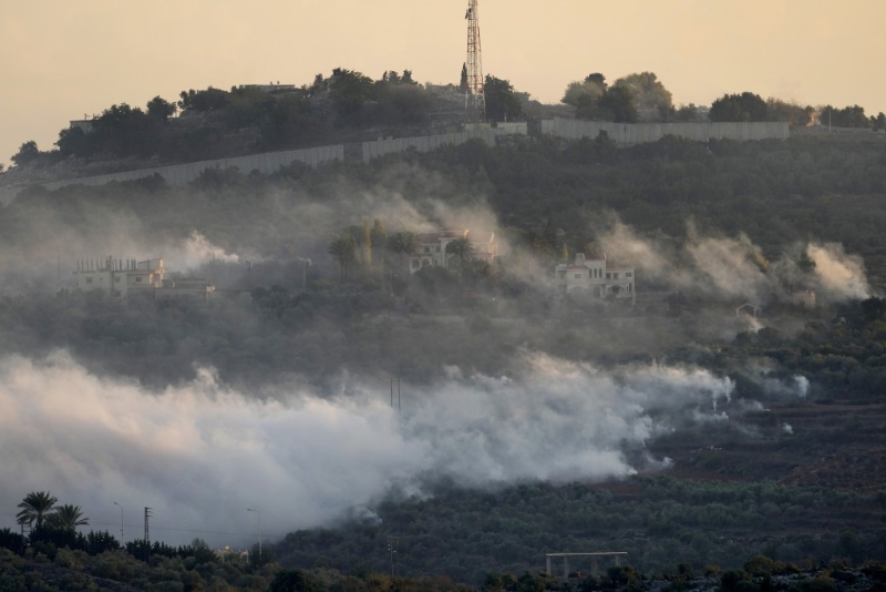 以军空袭南黎巴嫩边境一个村落，浓烟滚滚。 美联社