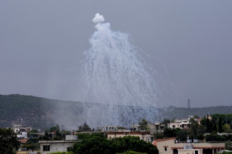 以军炮弹在黎巴嫩边境村庄上空爆炸。 美联社