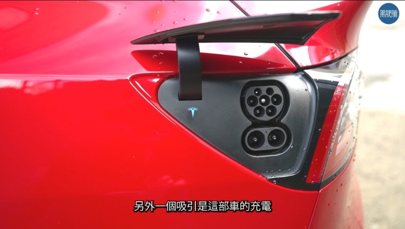 电动车Tesla Model Y Long Range的充电口。