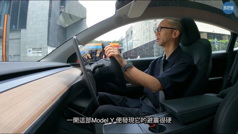 电动车Tesla Model Y Long Range的避震很硬。