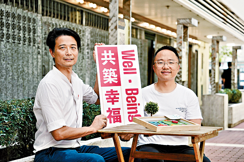 房屋署总建筑师李民伟（左）及幸福设计指引项目顾问、邻里关係研究所总监何力辉（右）亦有一同落区。