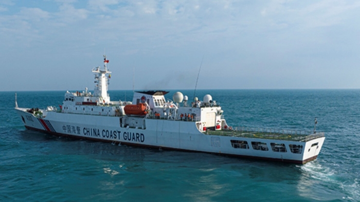 中国海警船今日依法拦阻菲律宾向在南沙群岛仁爱礁非法“坐滩”的军舰。