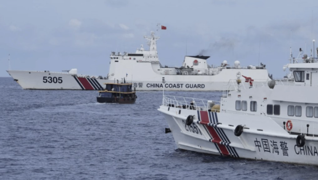 中国海警早前亦曾拦阻菲律宾船只向仁爱礁“坐滩”军舰运送筑物资。