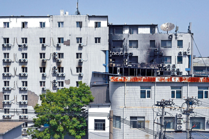 长峰医院住院部外墙被浓烟熏黑