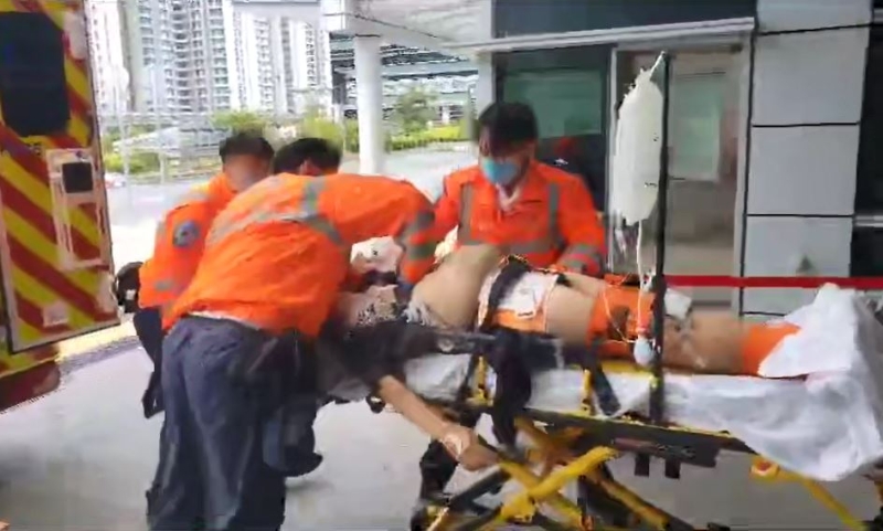 昏迷之的士司机被送往北大屿山医院，经抢救后不治。