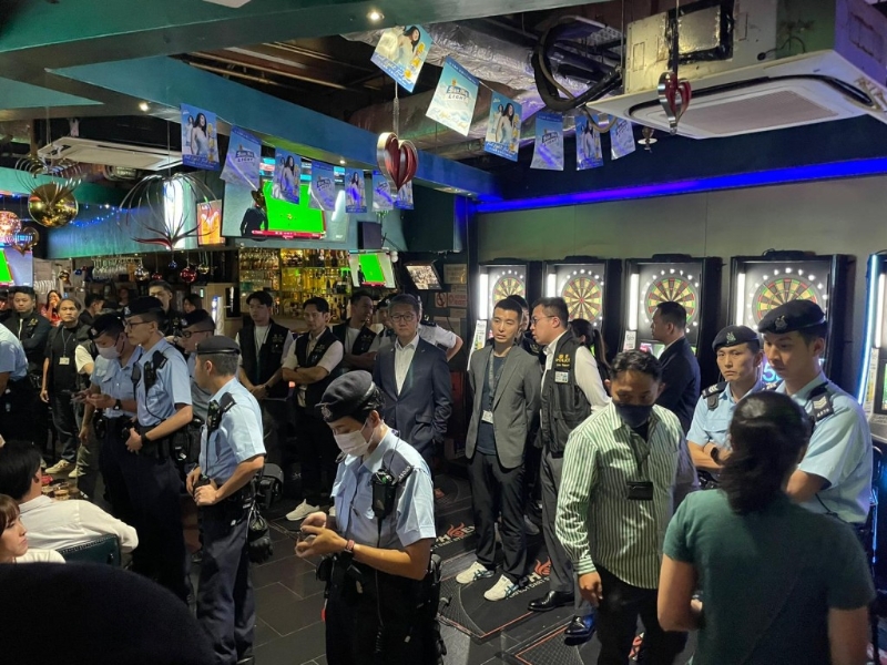 俗称O记的有组织罪案调查科人员在屯门娱乐场所高调巡逻查牌，警务处处长萧泽颐（图中穿灰西装）在场视察。