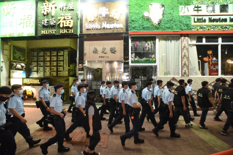 大批警员在屯门区内展开反黑行动。 黄文威摄