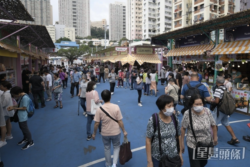 “第10届香港美食嘉年华”今日起至11月5日，一连9天在葵涌运动场举行，现场人头涌涌。
