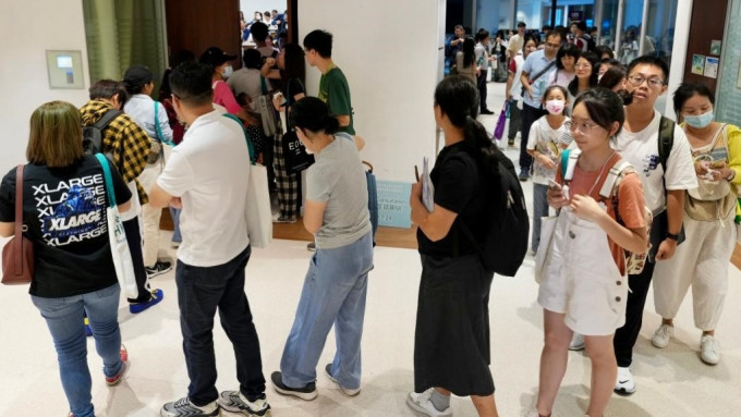 香港大学入学资讯日人山人海，参加者要排队进入讲堂。