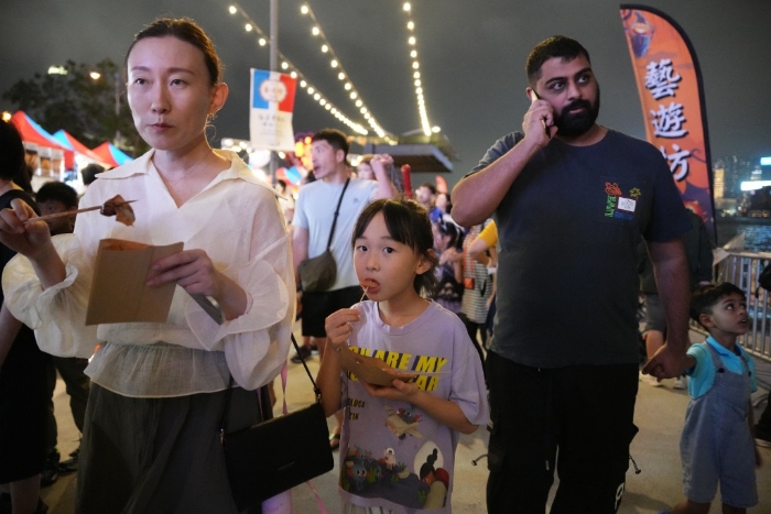 游人顺道到邻近的“海滨艺游坊”“觅食”。