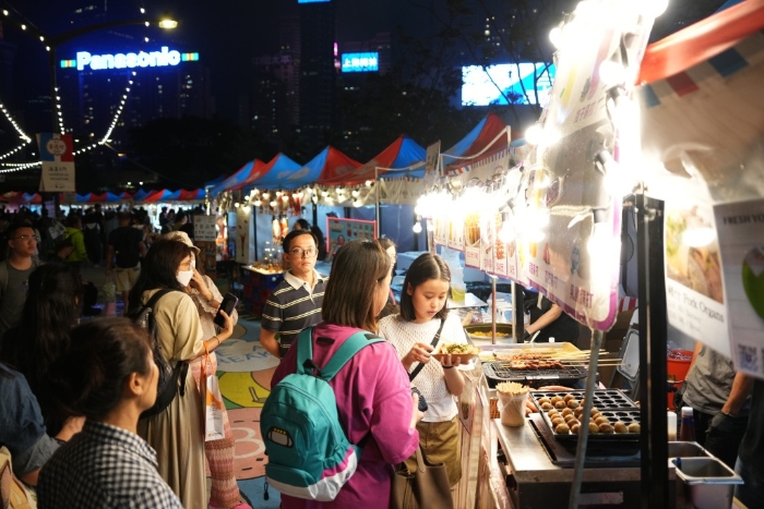 游人顺道到邻近的“海滨艺游坊”“觅食”