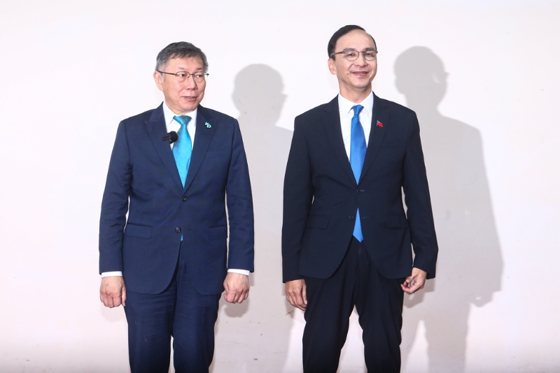 国民党主席朱立伦（右）和台湾民众党主席柯文哲（左）30日在台北市市长官邸艺文沙龙针对两党合作进行首次政党协商
