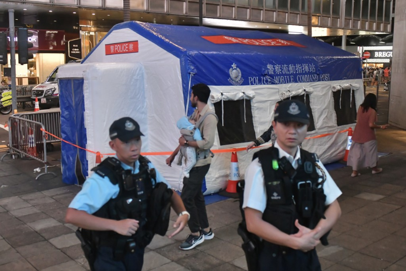 香港警方在兰桂坊附近设立流动指挥站