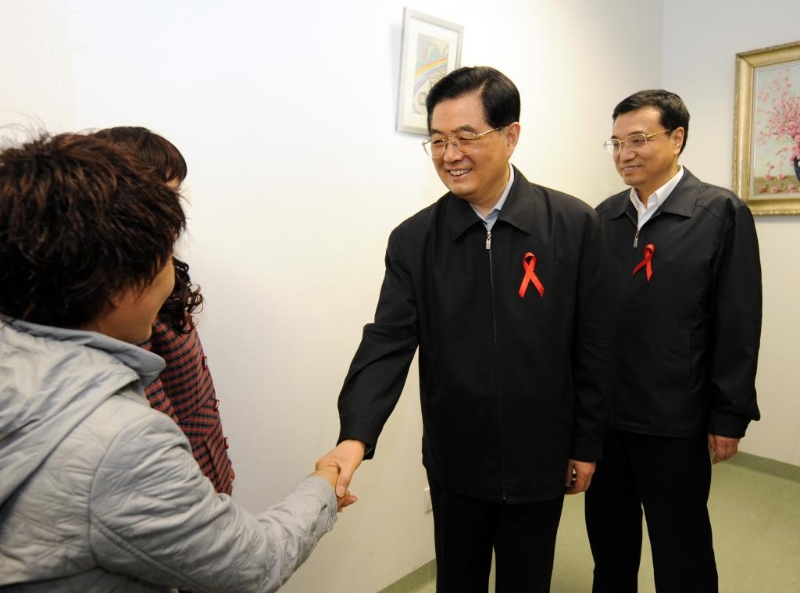 胡锦涛同志和李克强同志来到北京地坛医院考察艾滋病防治工作。