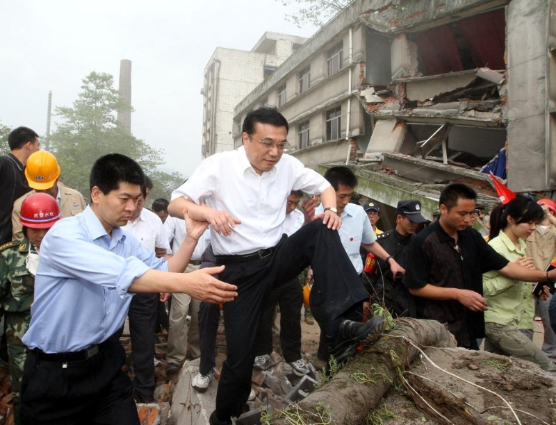 李克强同志在四川地震灾区察看灾情。