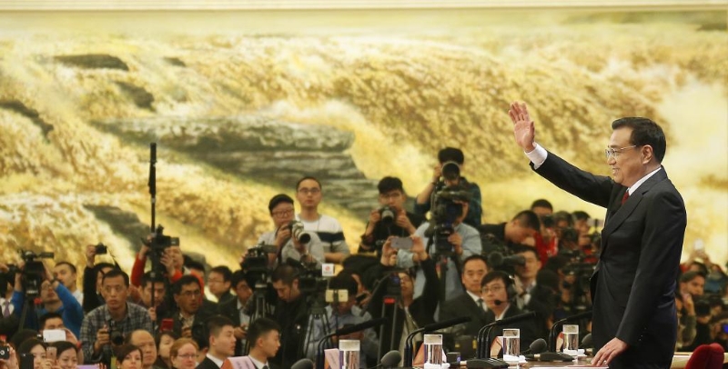 李克强同志在北京人民大会堂与中外记者见面，并回答记者提问。