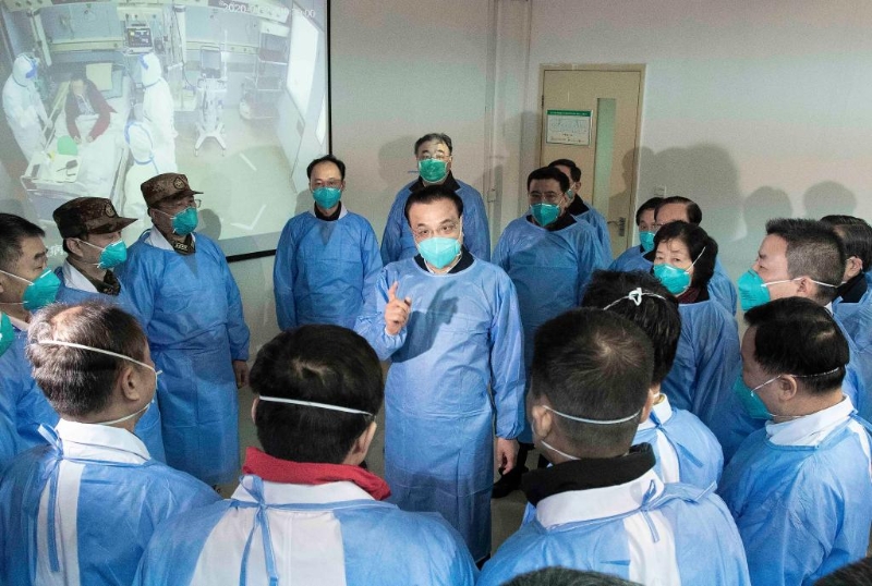 李克强同志赴湖北省武汉市考察指导疫情防控工作，代表党中央、国务院慰问疫情防控一线的医务人员。