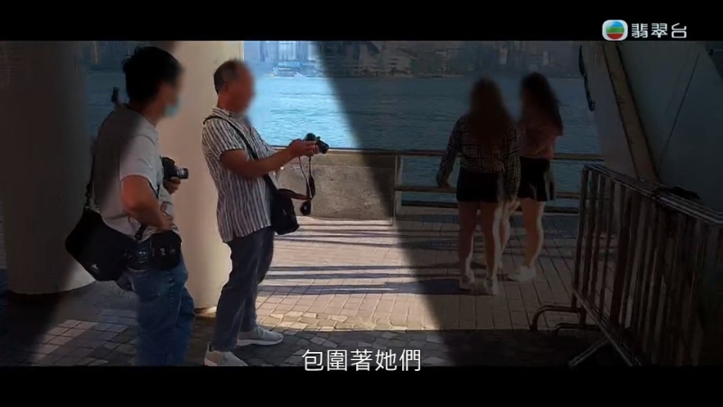 摄制队派出两位年轻女工作人员扮打卡。