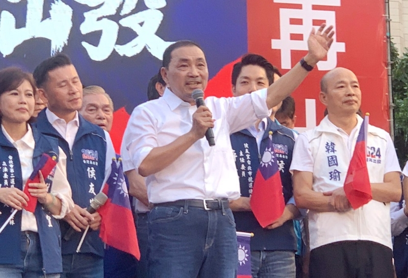 国民党侯友宜（中）4日出席在台北市政府前广场举行的万人造势大会，前高雄市长韩国瑜（右）也到场力挺。（资料照）