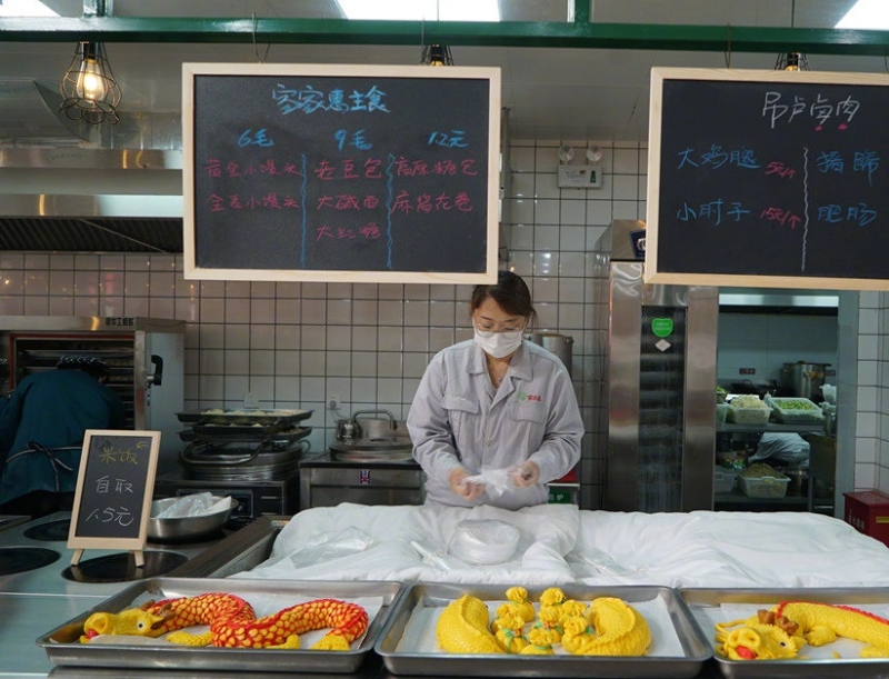 大食堂工作人员准备食物。微博