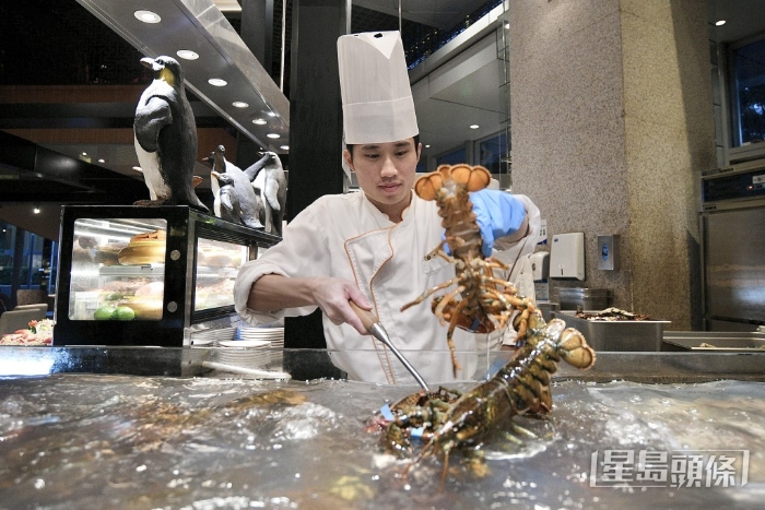 平日一样有海螺、三点蟹、鲍鱼、花蛤、沙白、基围虾等活海鲜，假日更升级有龙虾。