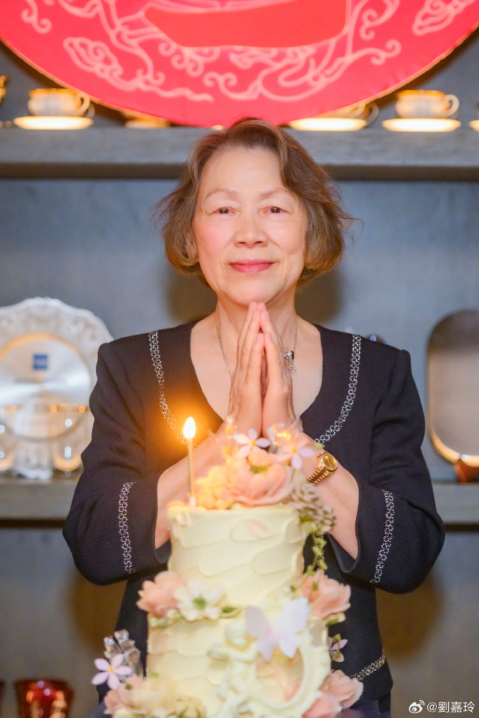刘嘉玲又为母亲王馥梅庆祝78岁生日。