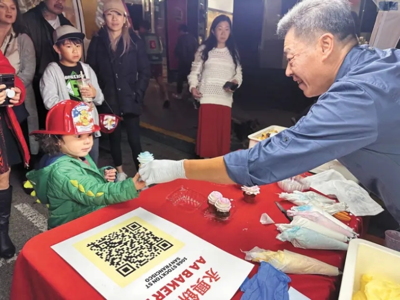 永兴饼家现场为小朋友制作杯子蛋糕。记者洪郁欣摄