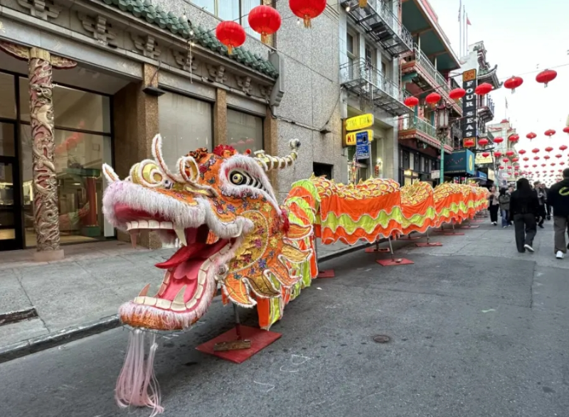 都板街展出农历新年花车巡游的金龙。 记者洪郁欣摄