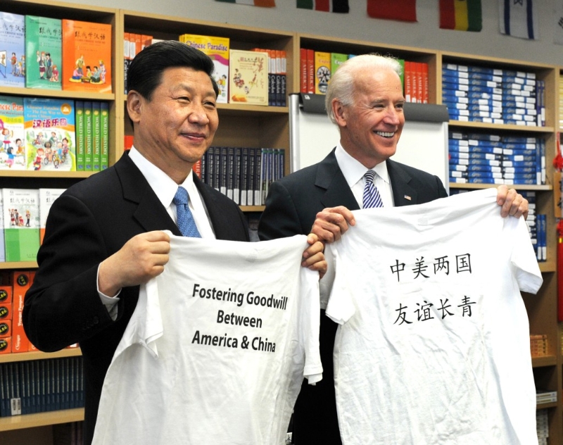 2012年习近平与时任美国副总统的拜登共同参观国际研究学习中心。  新华社