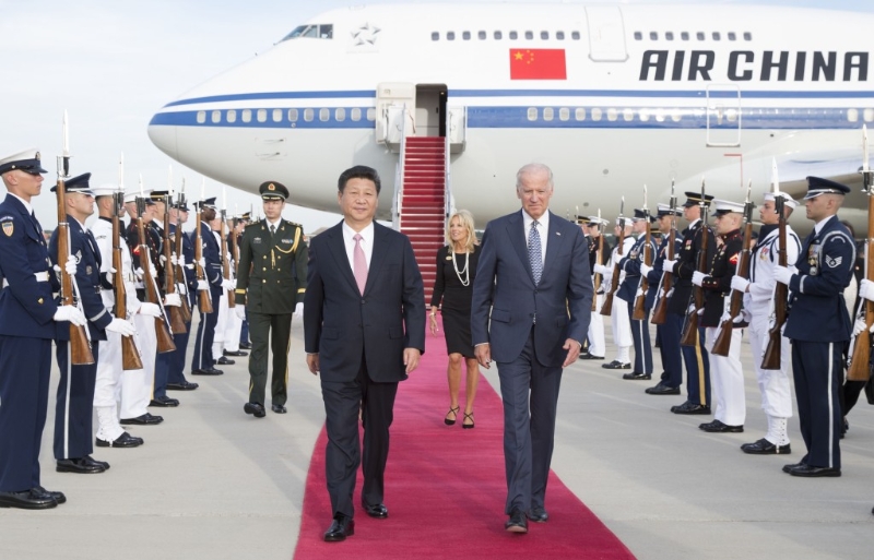 2015年9月24日习近平抵达华盛顿进行国事访问，获时任美国副总统的拜登迎接。 新华社