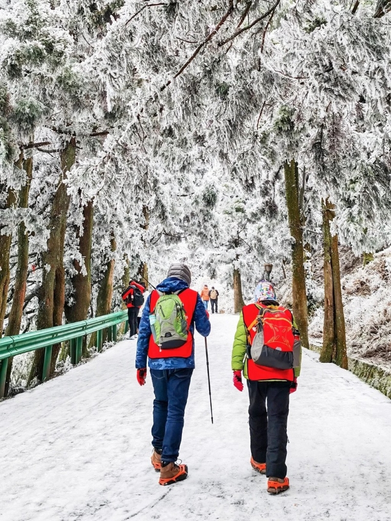 如果想欣赏湖南衡阳南岳衡山的雪景，从香港西九龙搭高铁大约3小时车程，目的地可选择衡山西站或衡阳东站。