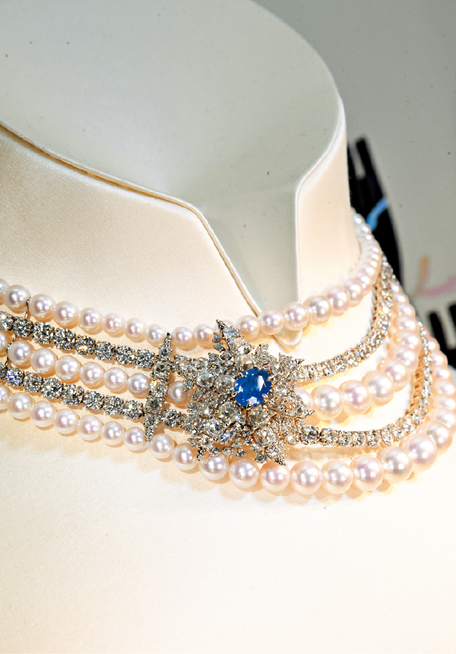 海岩星韵（Star Fish）蓝色尖晶石及Akoya珍珠钻石铂金项链。