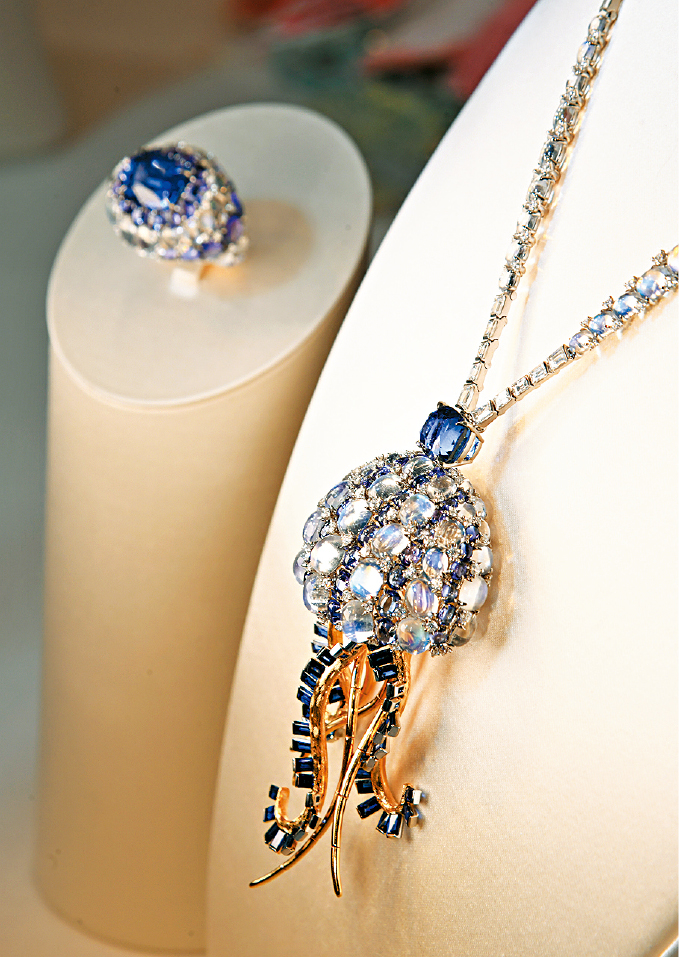水母绮梦（Jellyfish）铂金及18K黄金钻石项链，镶嵌未经优化处理蓝宝石、蓝宝石、坦桑石及月亮石。