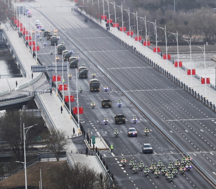 中国以最高礼仪迎志愿军遗骨回国。