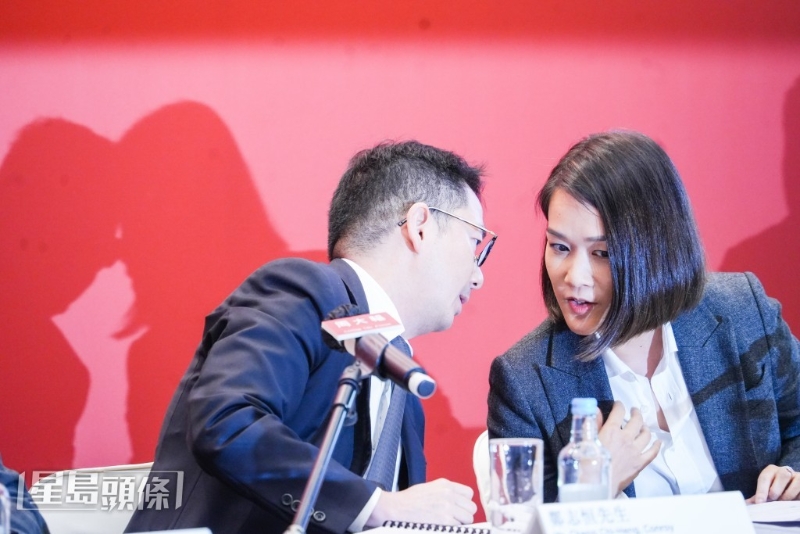 纯官侄儿郑志恒（左）与纯官女儿郑志雯（右）本来不愿回应家族传闻，但多次交头接耳后，决定简单交代。