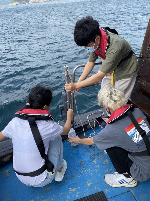 学生在实验课出海收集海水样本