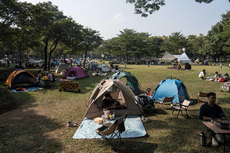 市民在二沙岛大草坪露营