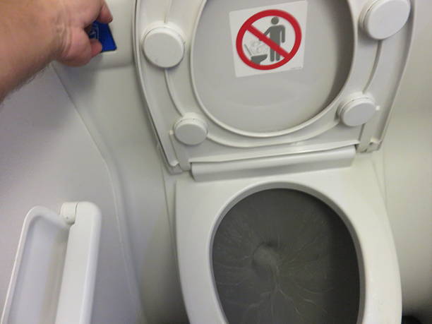 洗手间是国际航机内的病菌温床。