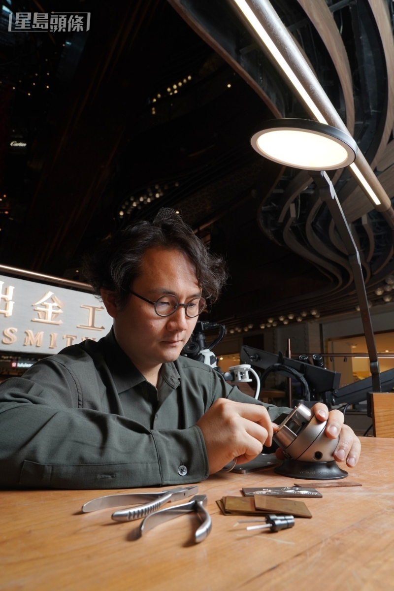 “日出金工”主理人陈业（Yve Chan），是一位香港设计师、宝石学家、工匠和企业家。