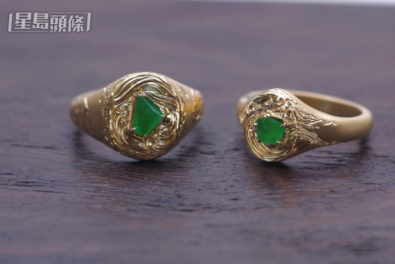 灵感源自西方传统的纹章戒（Signet Ring）的指环，18K雕刻黄金面镶嵌翡翠，营造视觉对比，亦结合中西文化及家族传承之意。