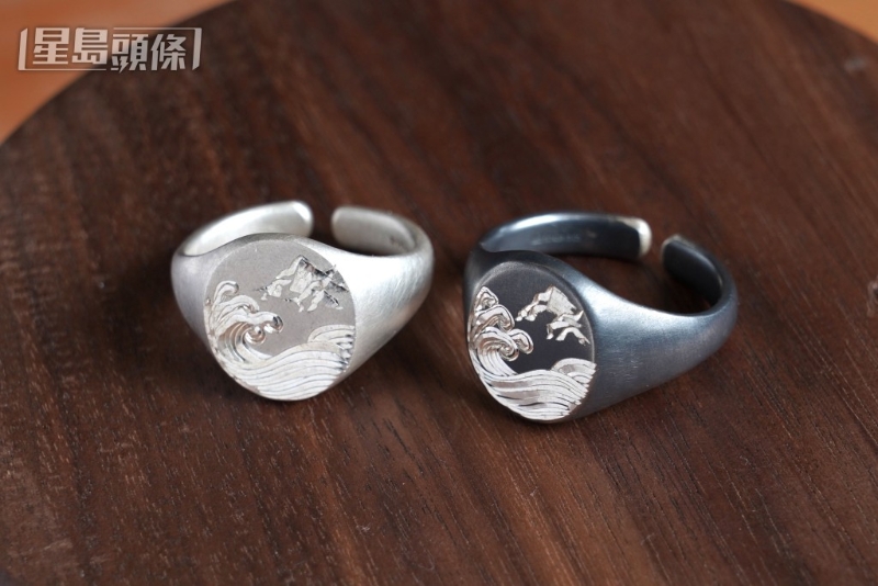 全新推出的山海之间系列印章指环，先由Yve亲自雕刻香港山海风景模板，再运用专业仪器将之印刻在指环面上。