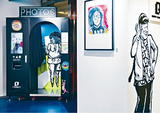 展览场地特设自助照相机，参观者可以选择不同的角色相框拍照留念。
