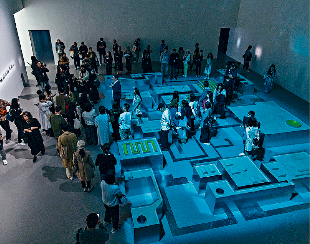 香港艺术家唐纳天的《漫游微观宇宙》，以芯片及电路板为创作灵感。