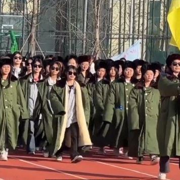 军大衣和花棉袄今年成为内地年轻人的新宠和流行话题。 影片截图